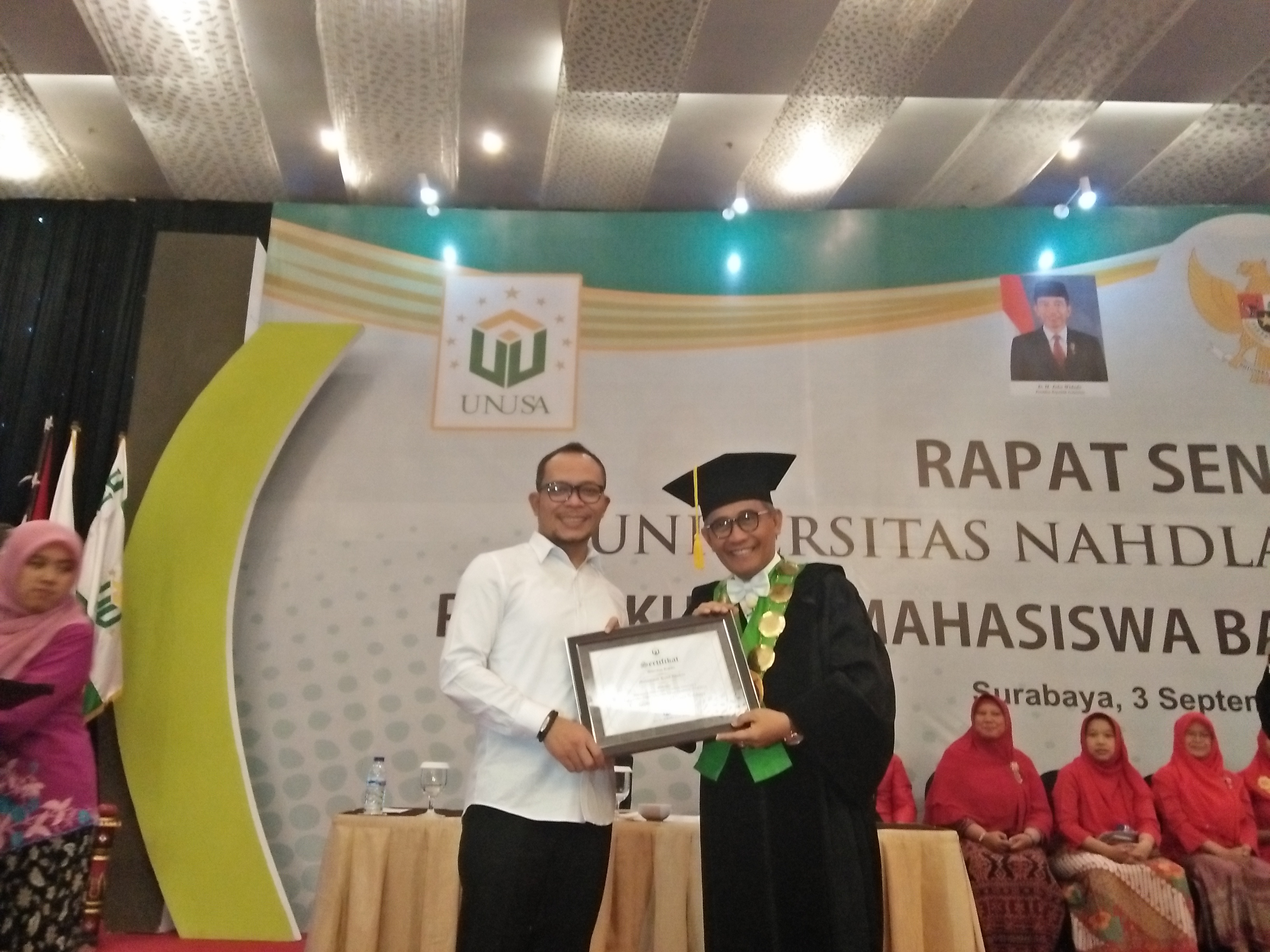 Menteri Ketenagakerjaan Republik Indonesia, Muhammad Hanif Dhakiri bersama Rektor Unusa, Achmad Jazidie saat pengukuhan mahasiswa Unusa. Foto: Amanah/ngopibareng.id