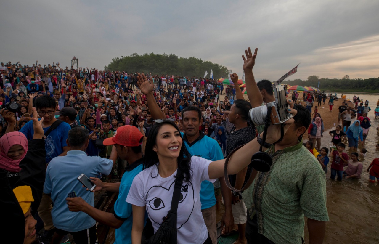 Si cantik inibtak segan selfie untuk mengabadikan moment. foto:genpi