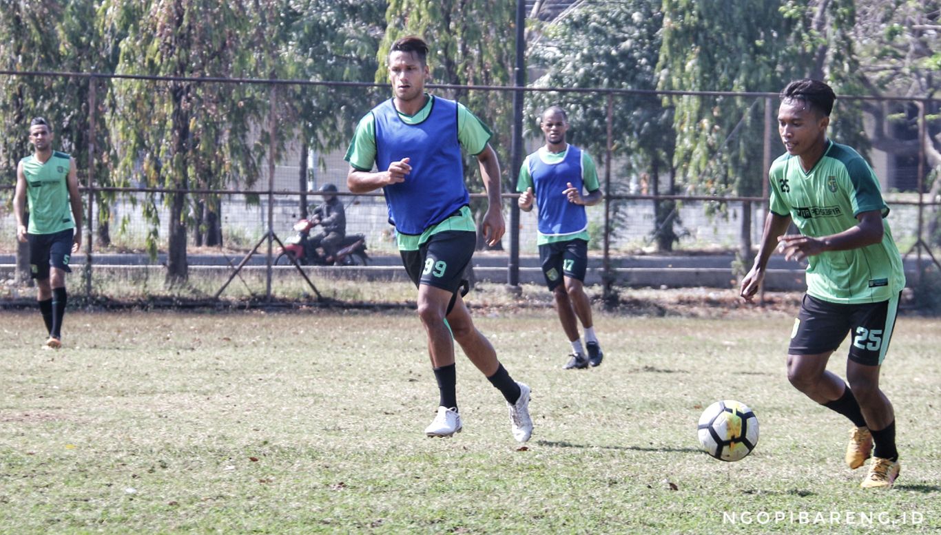 Gelandang serang Persebaya, Raphael Maitimo (tengah). (foto: Haris/ngopibareng)