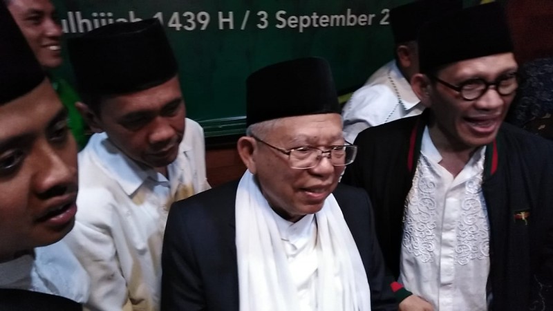 DAMAI: Robikin Emhas (kanan) saat mendampingi KH Ma'ruf Amin silaturahim ke PWNU Jatim. (foto: ngopibareng.i)