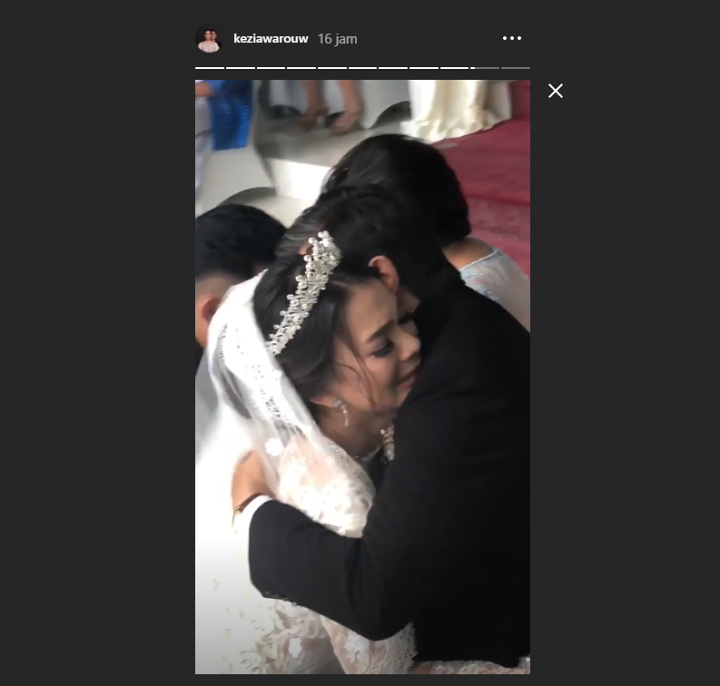 Kezia Warouw menangis saat sungkeman kepada kedua orangtuanya. Foto: IG/keziawarouw.