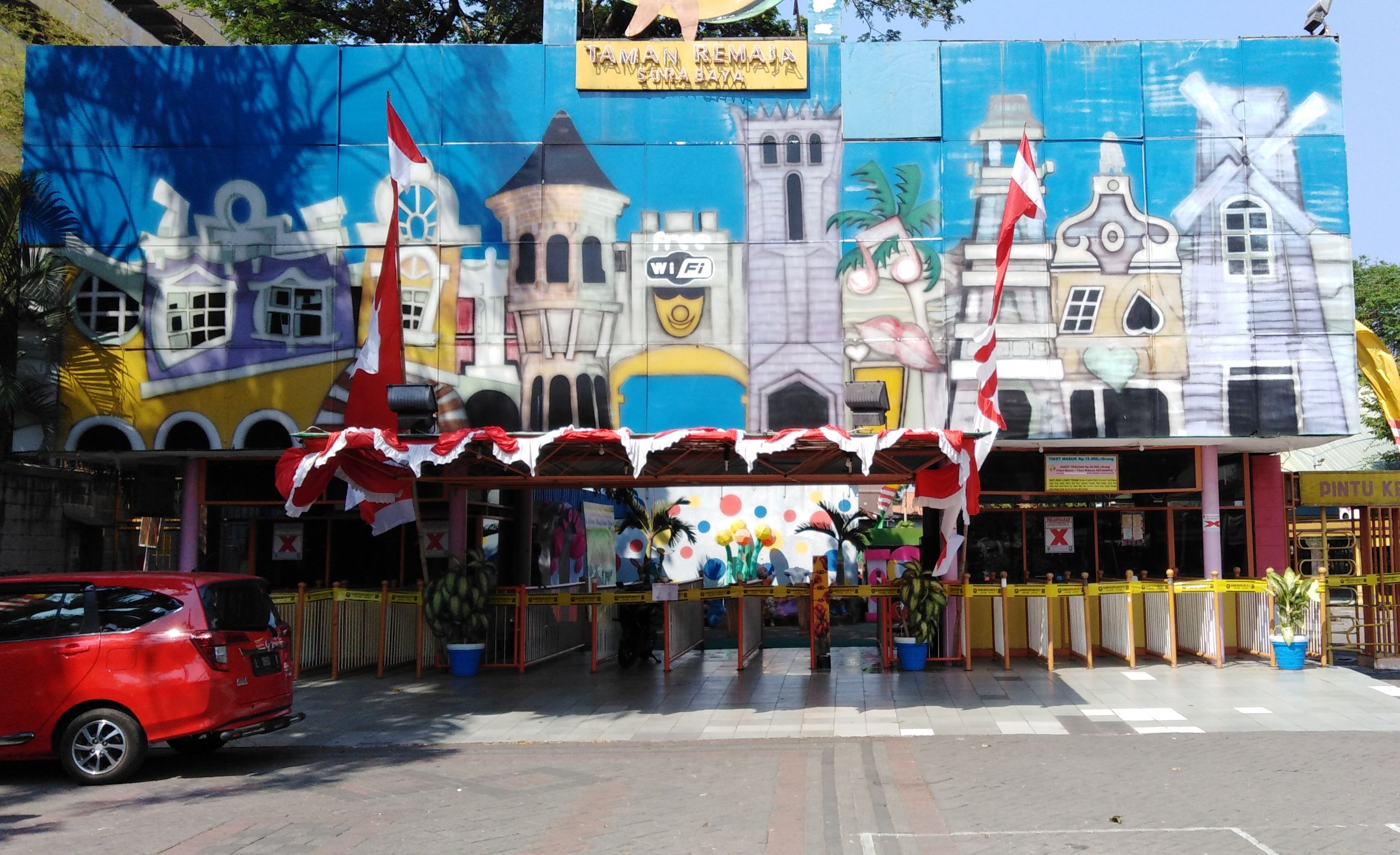 TRS yang tersegel oleh Pemkot Surabaya. (Foto: farid/ngopibareng.id) 