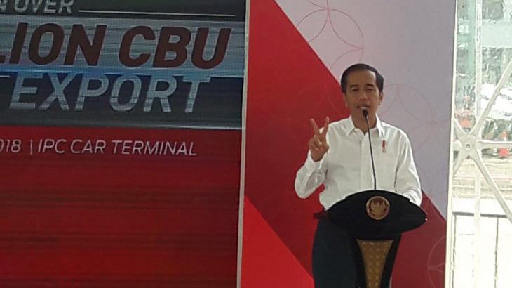 Presiden Joko Widodo saat memberikan sambutan dalam acara pelepasan ekspor 1 juta unit kendaraan Toyota di IPC Car Terminal, Pelabuhan Tanjung Priok, Jakarta, Rabu. (Foto: Antara/Bayu Prasetyo)