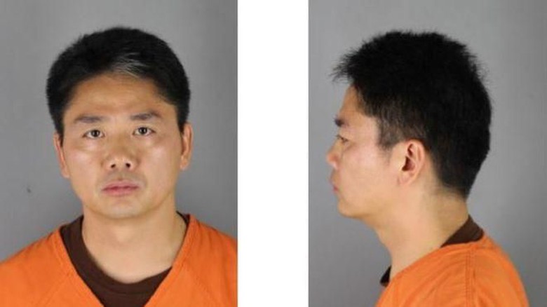 Richard Liu alias Liu Qiangdong sempat memakai baju tahanan saat dilakukan BAP dan foto di kepolisian Minnesota, Amerika Serikat. Foto: Minneapolis Star Tribune.