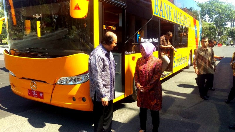 Wali Kota Surabaya Tri Rismaharini dan Prof. Datuk Sri Tahir sat penyerahan dua bus tingkat, di halaman Balai Kota Surabaya, Kamis, 12 Juli 2018. (foto: farid/ngopibareng.id)