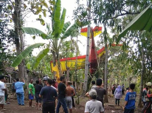 Pesawat milik Erix yang jatuh dari ketinggian 5.000 kaki, dan tersangkut pohon mahoni di pekarangan warga Dusun Gading, Kecamatan Playen, Kabupaten Gunung Kidul, Yogyakarta, Selasa, 4 September 2018 pukul 16.00 WIB. Pesawat milik Erix yang jatuh dari ketinggian 5.000 kaki, dan tersangkut pohon mahoni di pekarangan warga Dusun Gading, Kecamatan Playen, Kabupaten Gunung Kidul, Yogyakarta, Selasa, 4 September 2018 pukul 16.00 WIB.