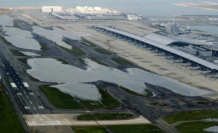 Landasan pacu Bandara Internasional Sakai, Jepang, tergenang air akibat badai kuat yang hari Selasa 4 September kemarin menerjang sebagian Jepang.  (Foto: AFP)