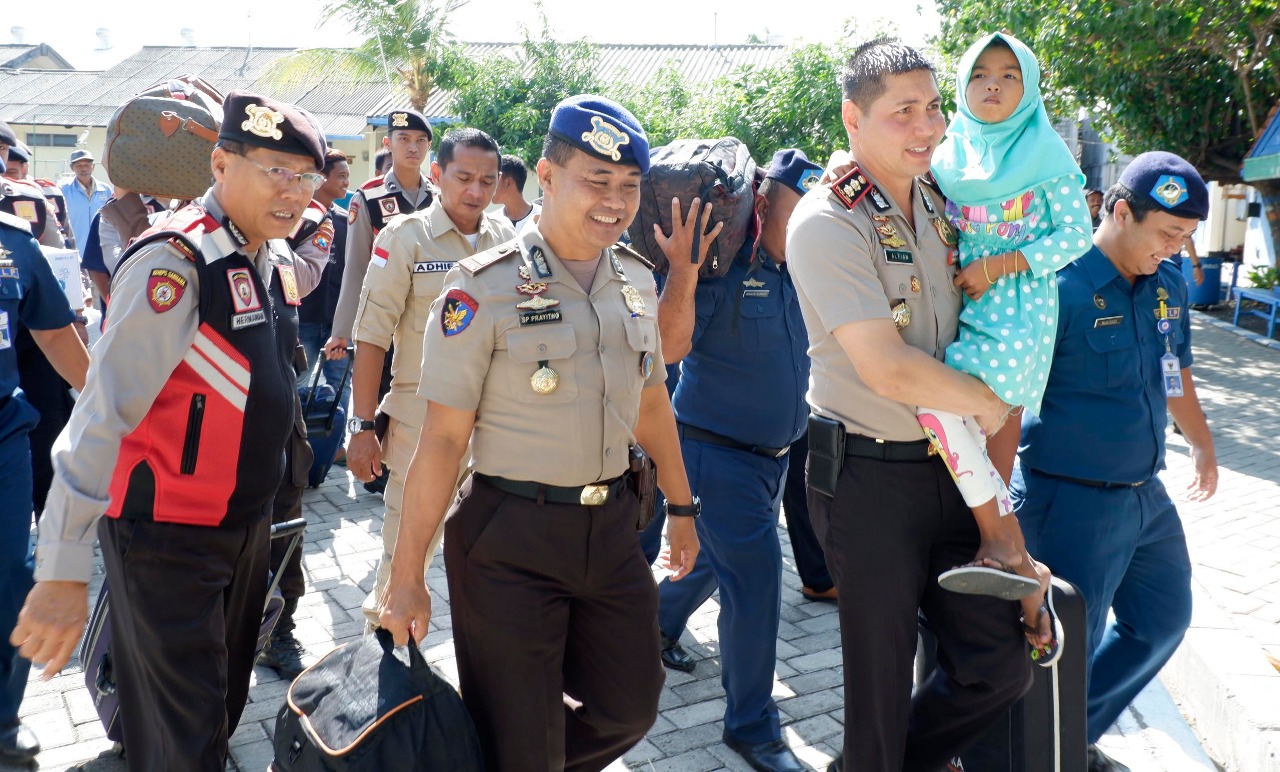 Kapolresta Probolinggo  AKBP Alfian Nurrizal menggendpng seorang balita korban kapal tenggelam. (Foto: Ikhsan/ngopibareng.id)