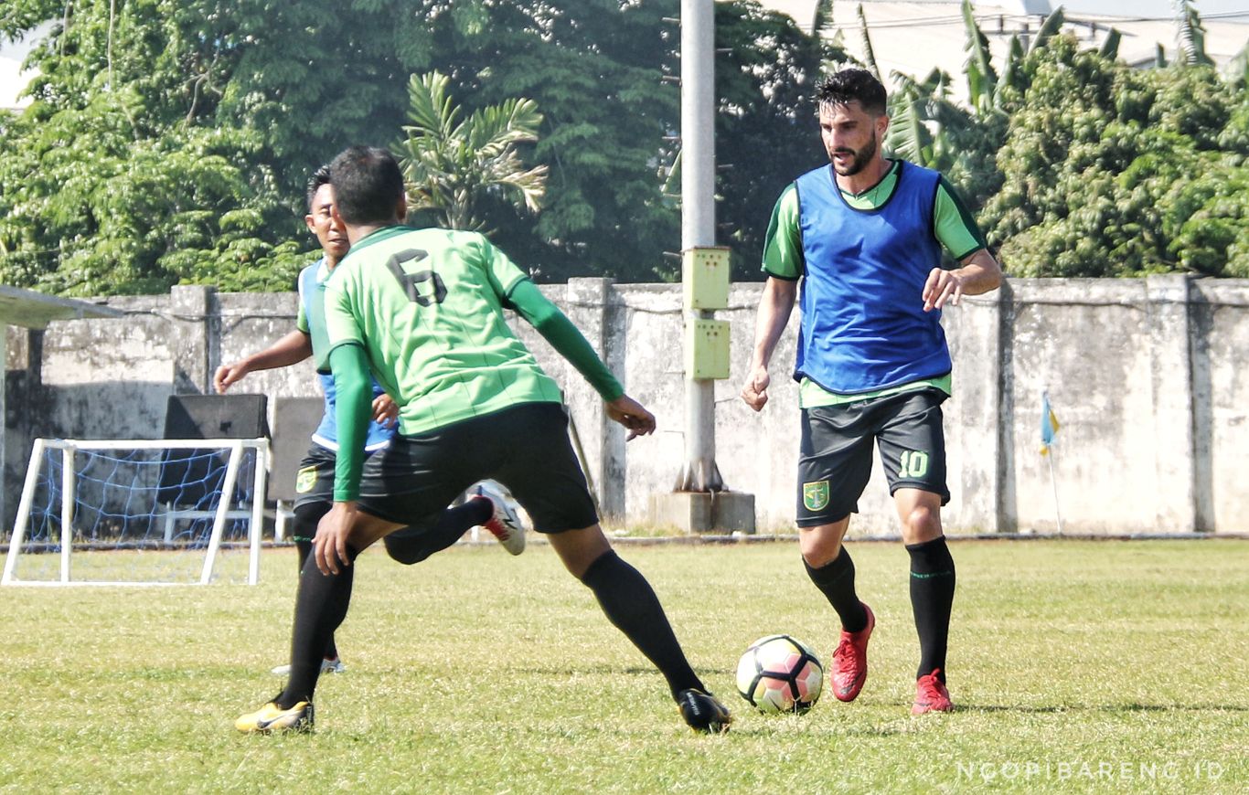 Gelandang Persebaya, Robertino Pugliara saat latihan di lapangan Jenggolo, Kamis 6 September 2018. (Foto: Haris/ngopibareng.id)