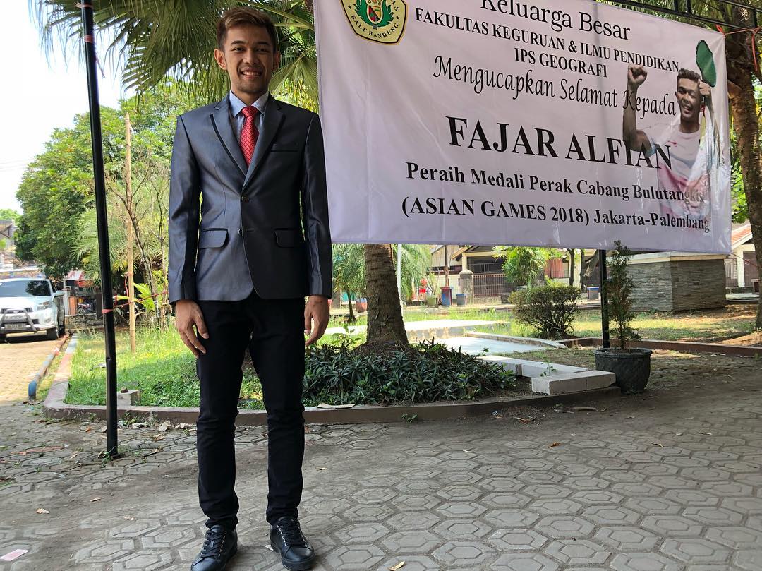 Fajar Alfian pose di spanduk ucapan dari almamaternya.