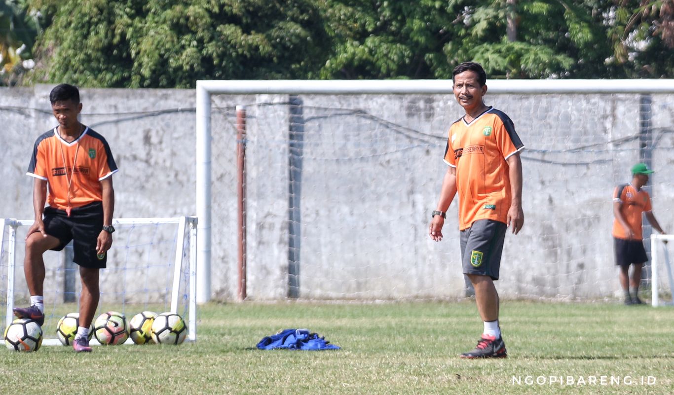 Pelatih Persebaya Djajang Nurdjaman saat pimpin latihan di Lapangan Jenggolo, Kamis 6 September 2018. (Foto: Haris/ngopibareng.id)