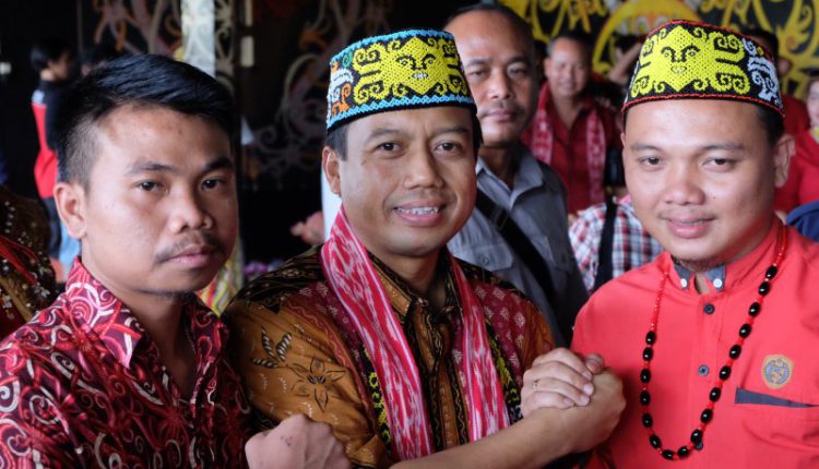 Humas Badan Nasional Penanggulangan Bencana (BNPB) Sutopo Purwo Nugroho dan aliansi masyarakat Dayat.