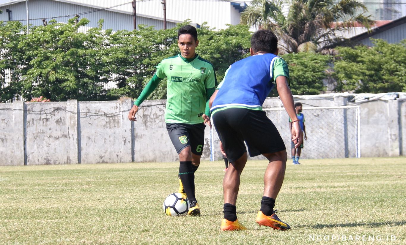 Gelandang Persebaya, Misbakus Solikin saat latihan perdana usai menikah di Lapangan Jenggolo, Kamis 6 September 2018. (Foto: Haris/ngopibareng,id)