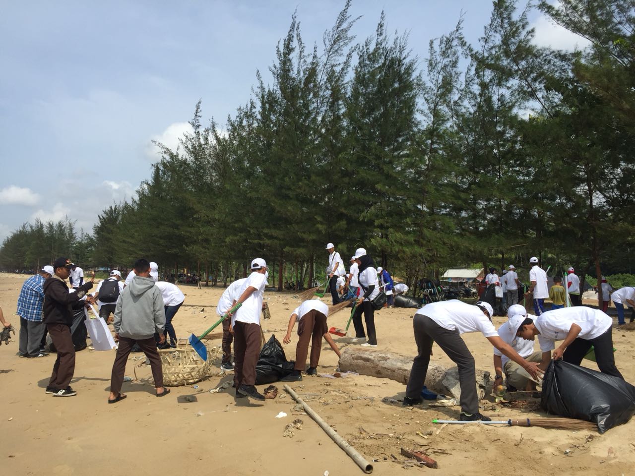 Gerakan memungut sampah pantai. foto:kemenpar