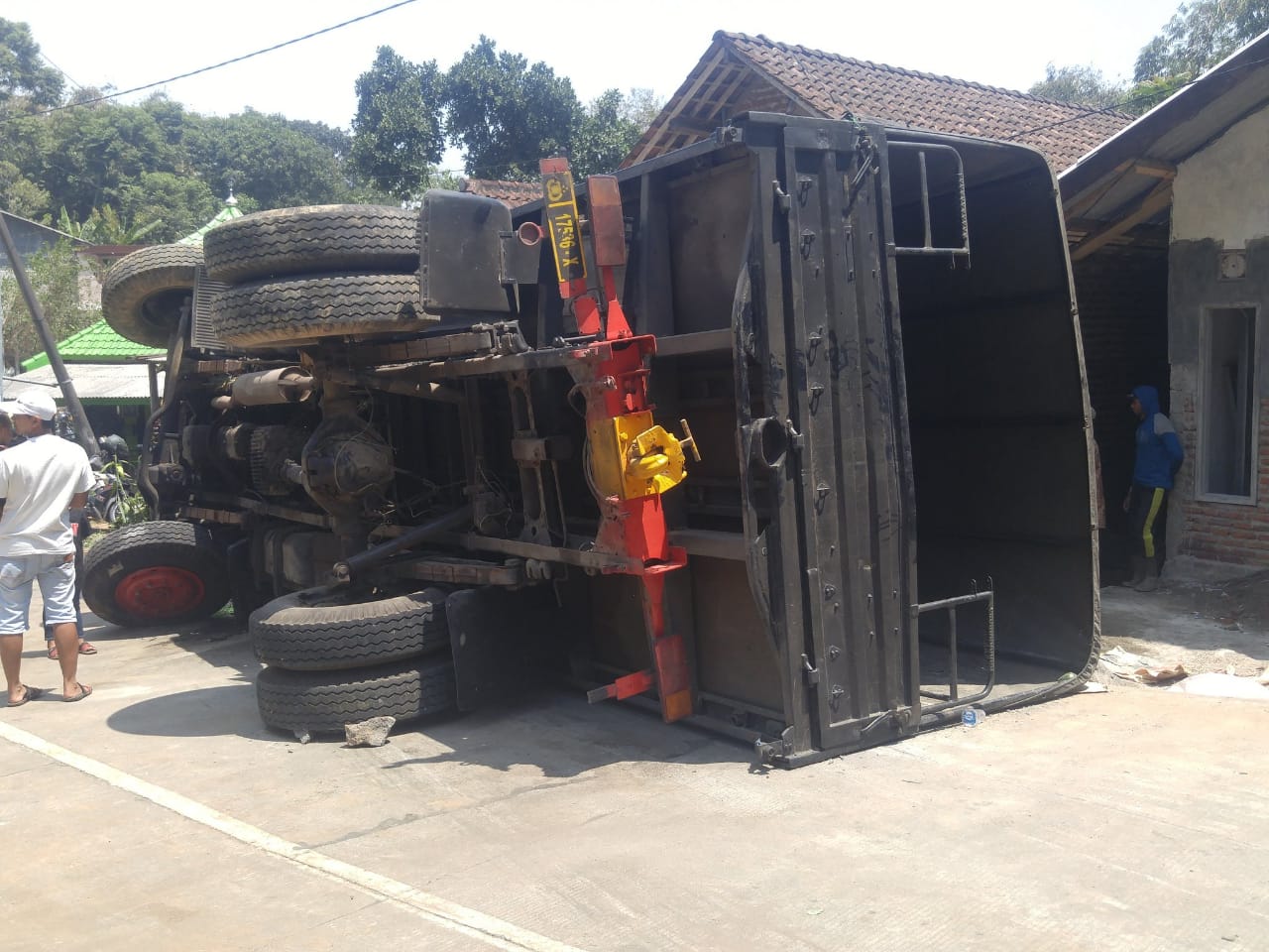 Truk polisi yang terguling di Desa Nogosari, Pacet, Mojokerto (Foto: Istimewa)