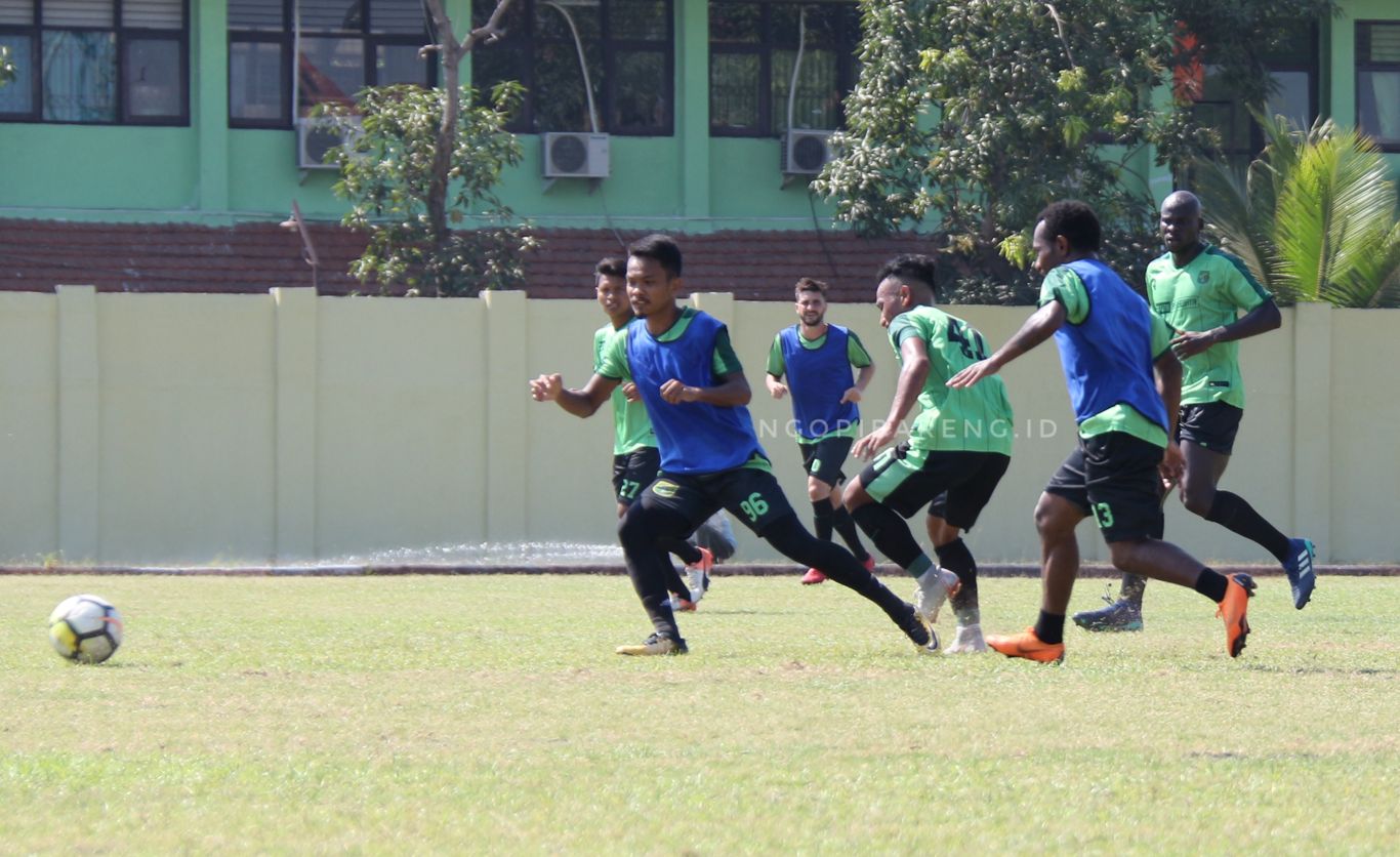 Skuad Persebaya Surabaya latihan di Lapangan Jenggolo. (foto: Haris/ngopibareng)