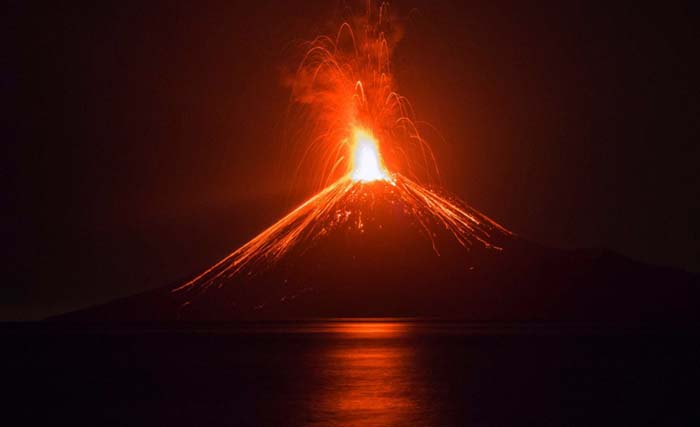  Lava pijar dari Gunung Anak Krakatau terlihat dari kawasan Kalianda, Lampung Selatan, Kami 6 September kemarin. Menurut Pusat Vulkanologi dan Mitigasi Bencana Geologi (PVMBG), Gunung Anak Krakatau masih berstatus Level II atau waspada. (Foto: Atet Dwi Pramadia/Antara)