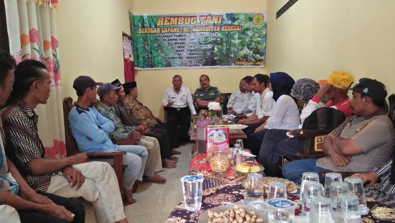 Suasana Rembug Tani - Sekolah Lapang Kedelai Di Desa Sentonorejo Trowulan, Mojokerto