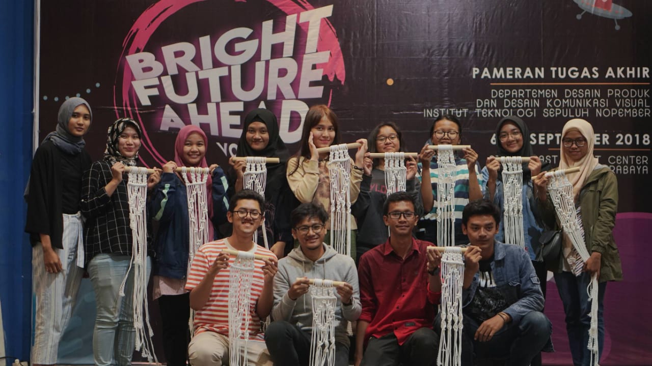 Para mahasiwa Despro dan para peserta pameran BFA.