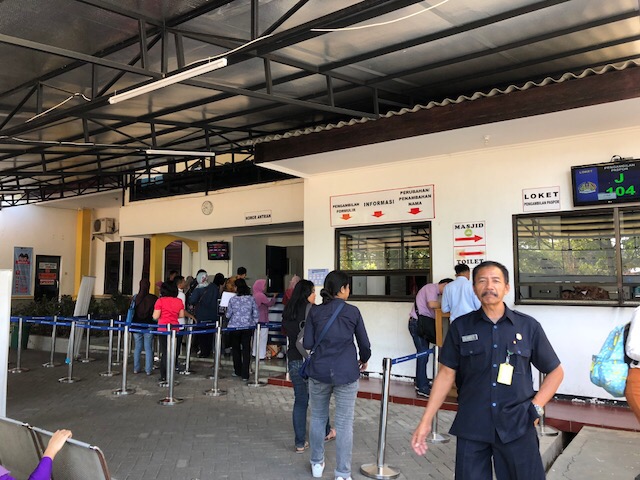 Antrean layanan permohonan paspor yang makin teratur dan nyaman di kantor imigrasi Surabaya.