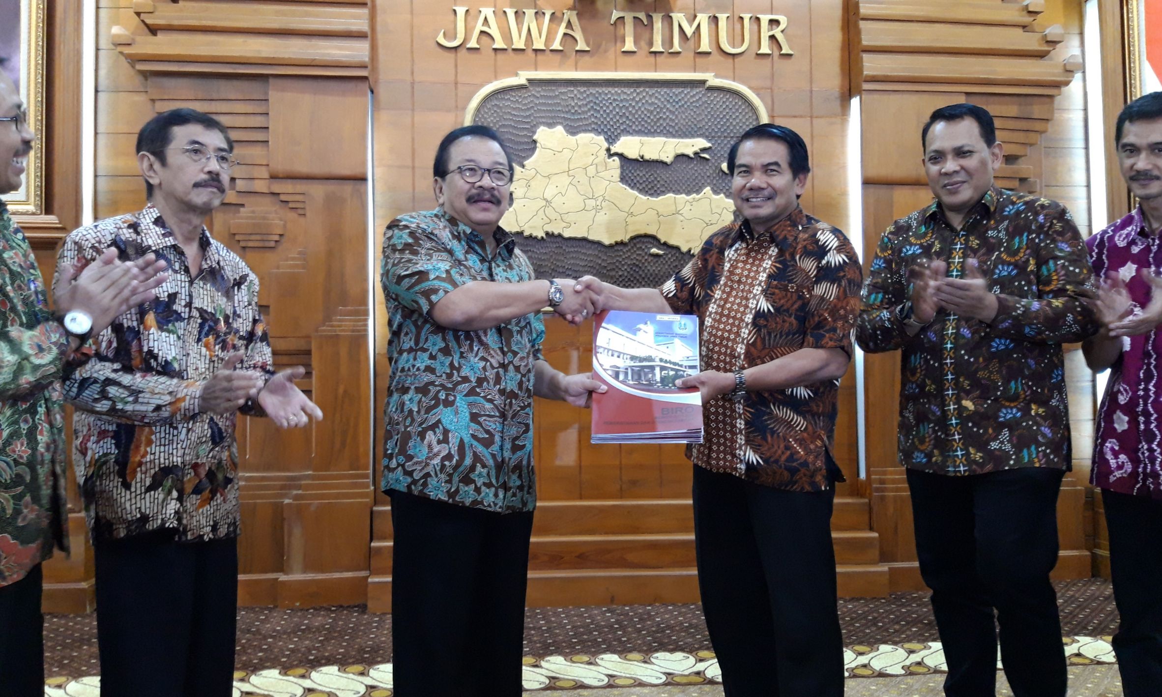 Gubernur Jawa Timur Soekarwo menyerahkan SK pelantikan PAW DPRD Kota Malang, ke Sekda Kota Malang Wasto, di Gedung Negara Grahadi Surabaya, Sabtu, 8 September 2018. (Foto: Farid/ngopibareng.id) 