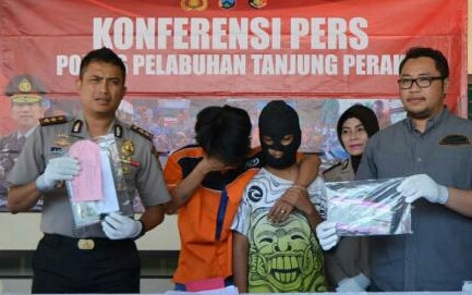 MFA bertopeng saat dikelar petugas  Polres Pelabuhan Tanjung Perak Surabaya.