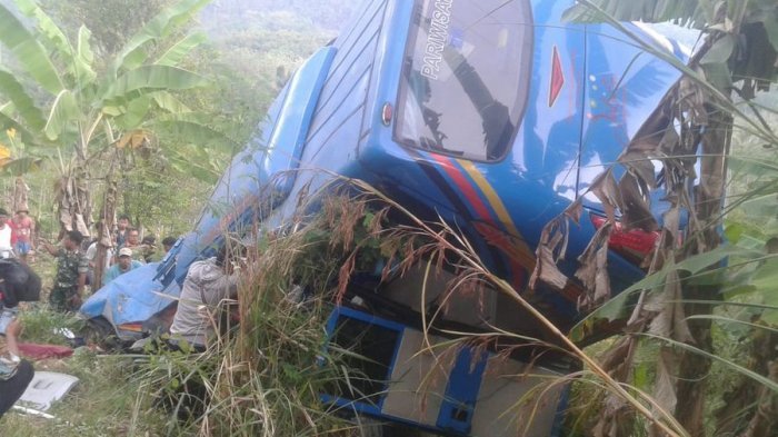 Bus yang 31 karyawan PT Catur Putra Raya Bogor terjun ke jurang sedalam 25 meter di Kampung Bantar Selang, Kabupaten Sukabumi, Jawa Barat.