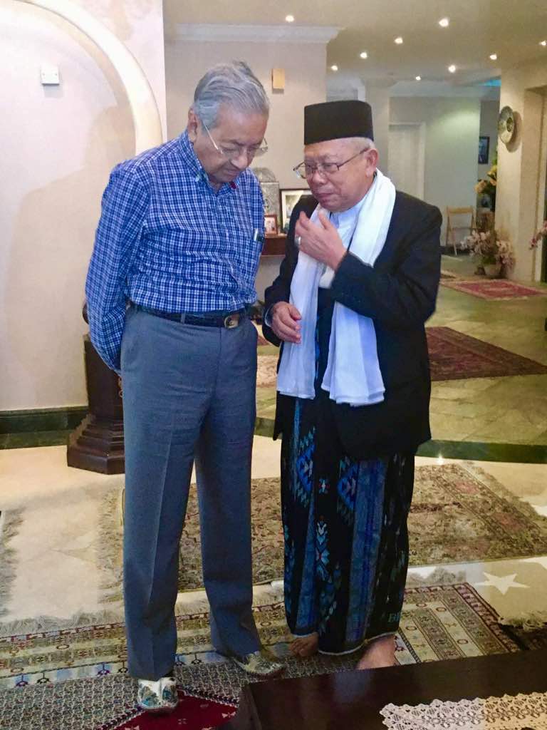 AKRAB: KH Ma'ruf Amin dan Mahathir Mohammad berbicang santai. Penuh keakraban. (foto; ma for ngopibareng.id