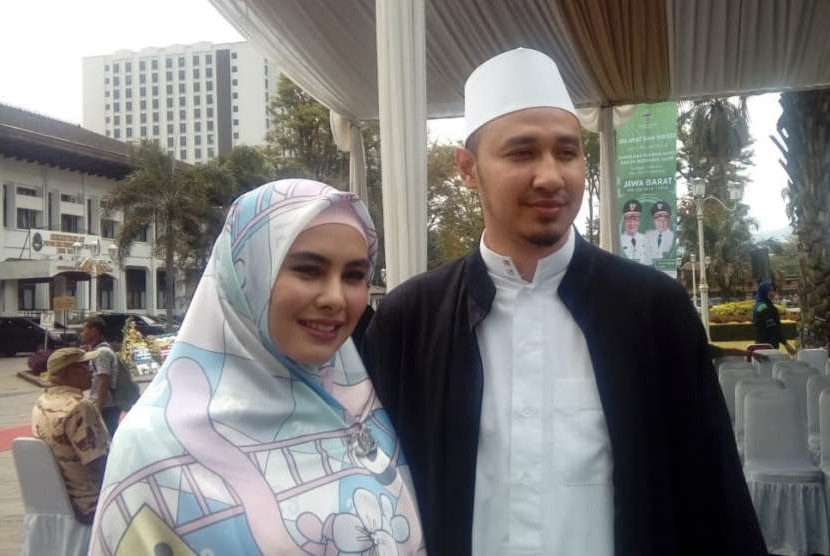 Pasangan Kartika Putri dan Habib Usman bin Yahya.