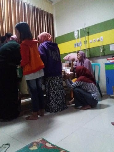 Korban bersama keluarga saat dirawat di rumah sakit.