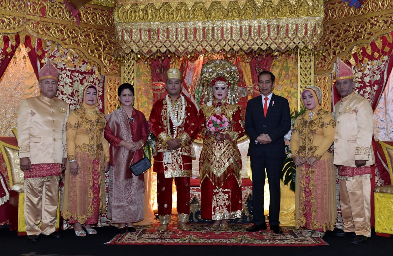 Presiden dan Iriana Joko Widodo menyempatkan untuk foto bersama dengan kedua mempelai