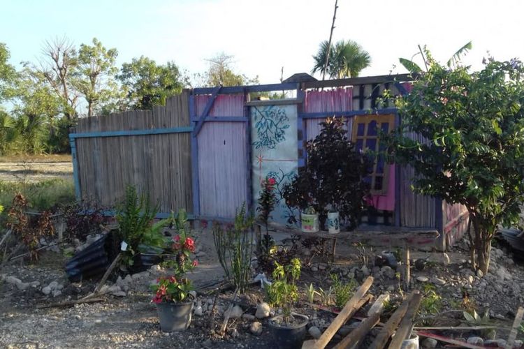 Salah satu rumah yang atapnya hilang setelah disapu angin puting beliung yang melanda, NTT, Minggu, 9 September 2018. (Foto: google)