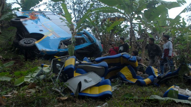 Bangkai Bus yang masuk jurang di Kampung Bantar Selang, Sukabumi, Jawa Barat.  (Foto: Antara)