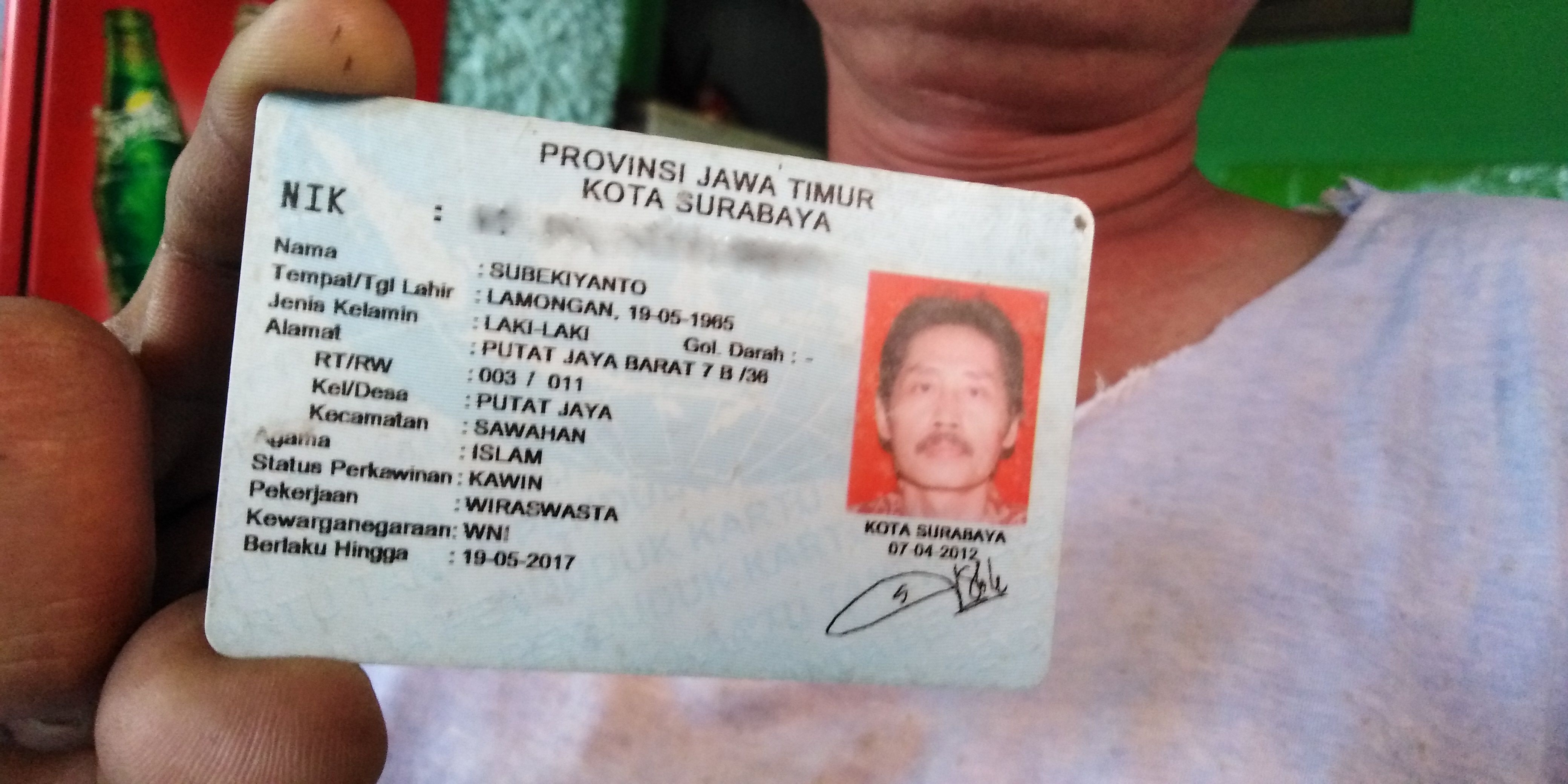 Subeki Yanto menunjukan KTPnya. (Foto: Farid/ngopibareng.id) 