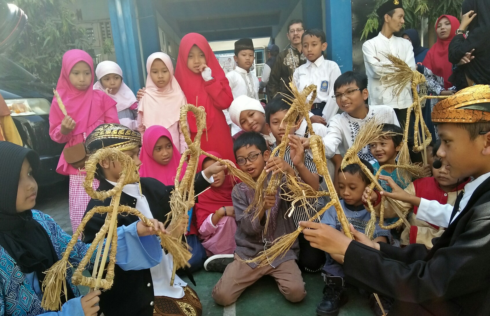 Para siswa-siswi SD Muhammadiyah 6 Surabaya ketika memainkan Wayang Damen. (Foto: Amanah/ngopibareng.id)