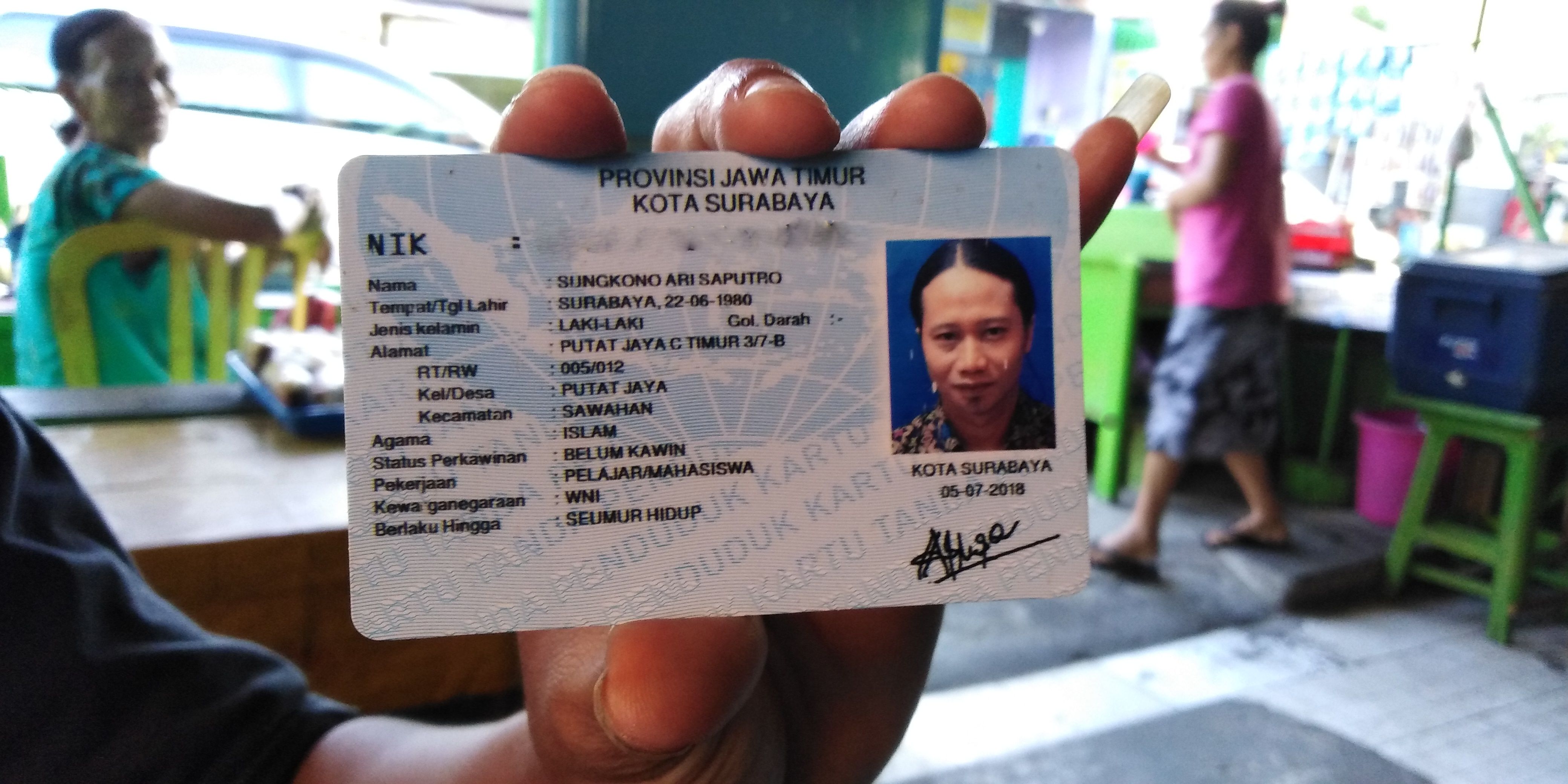 S Ari Saputro menunjukan KTPnya. (Foto: Farid/ngopibareng.id) 