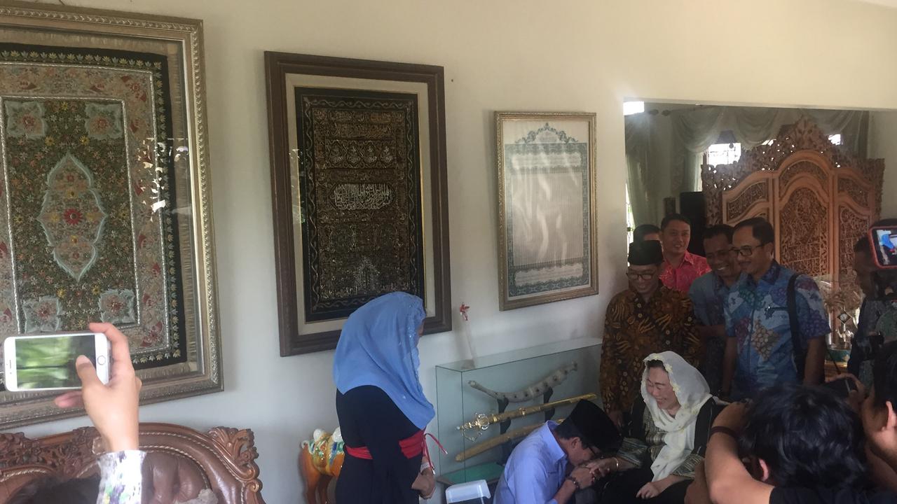 Sandiaga Uno bersimpuh di hadapan Sinta Nuriyah Wahid (10/9). foto : istimewa