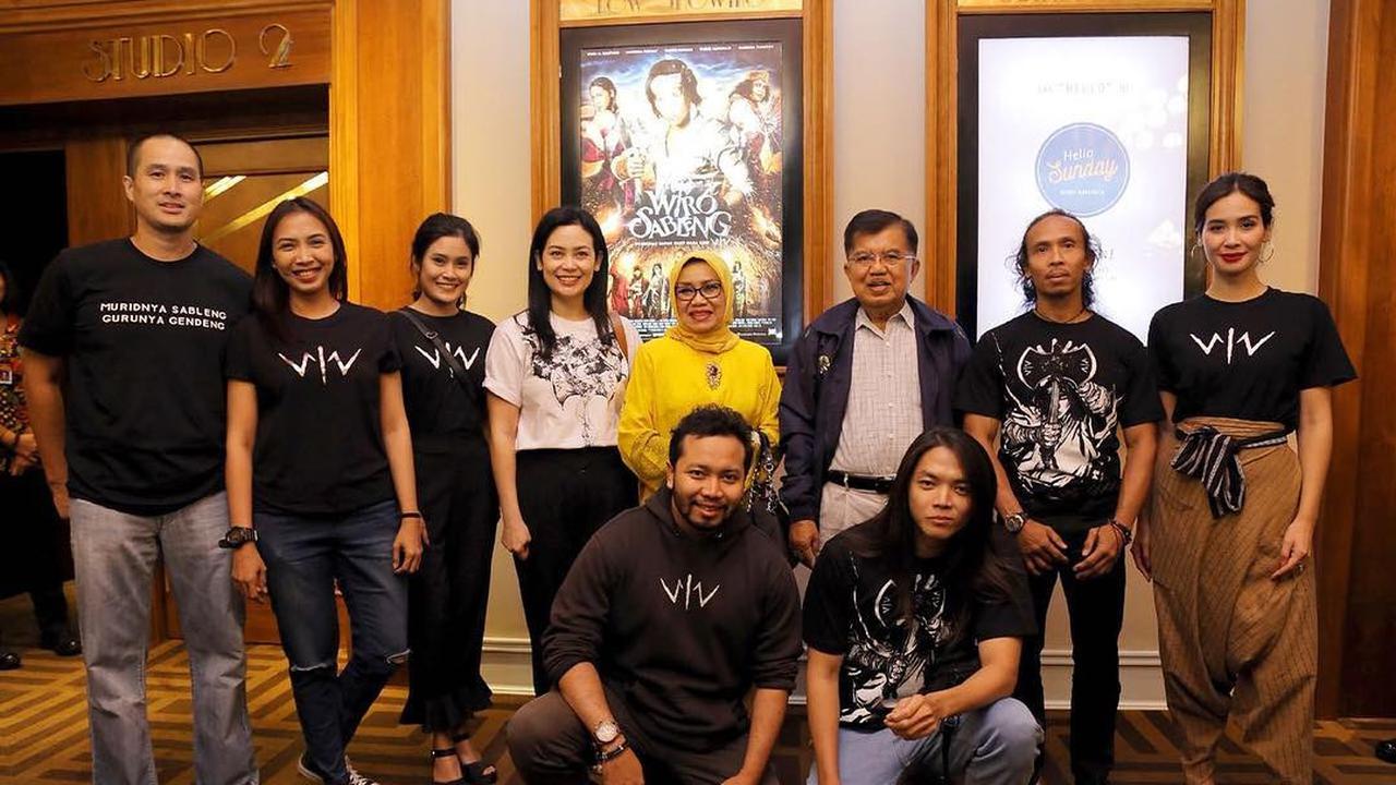 Wakil Presiden Jusuf Kalla dan istri, Mufida Kalla beserta produser dan pemain film Wiro Sableng. Foto: IG/sheilathimoty.