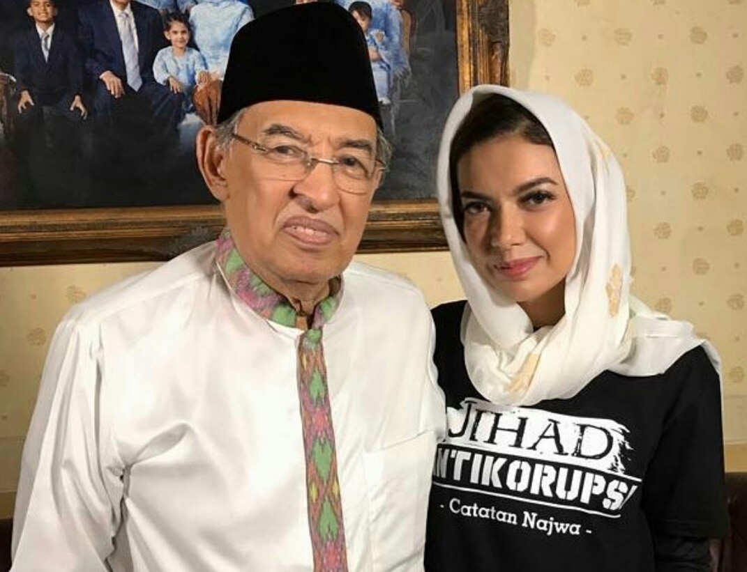 DAKWAH: Prof Quraish Shihab bersama Najwa Shihab, putrinya. (foto: dok ngopibareng.id) 