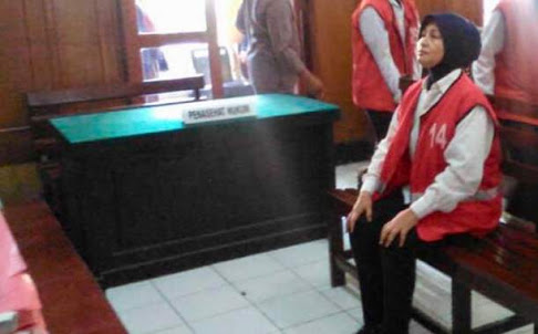 Mantan Bakal Calon Bupati (Bacabup) Jember Mariya Indriyani  saat menjalani persidangan 