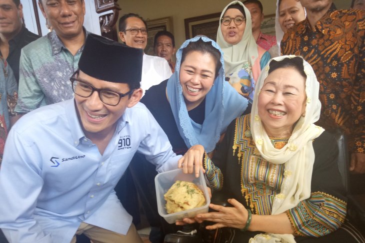 Bakal Calon Wakil Presiden Sandiaga Uno bersilaturahmi ke rumah istri Presiden Gus Dur, Shinta Nuriyah. Dalam kunjungannya, Senin, 10 September 2018 Sandiaga dihadiahi tempe mendoan. (Foto: Antara)