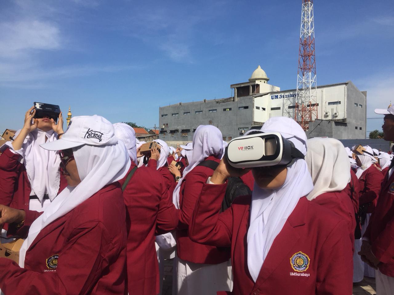 Salah satu maba tengah mengenakan kacamata Virtual.