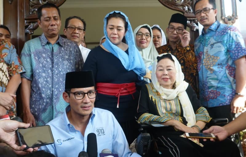 Bakal calon wakil presiden Sandiaga Uno memberikan keterangan pers usai bertemu dengan istri presiden keempat alm KH Abdurahman Wahid (Gus Dur), Shinta Nuriyah, Senin, 10 September 2018. (Foto: Antara)