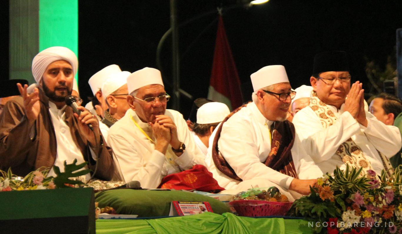 Capres Probowo Subianto (kanan) saat ikuti selawat dalam peringatan Tahu  Baru Hisriyah 1440, di Jalan Pahlawan, Senin 10 September 2018. (foto: Haris/ngopibareng)