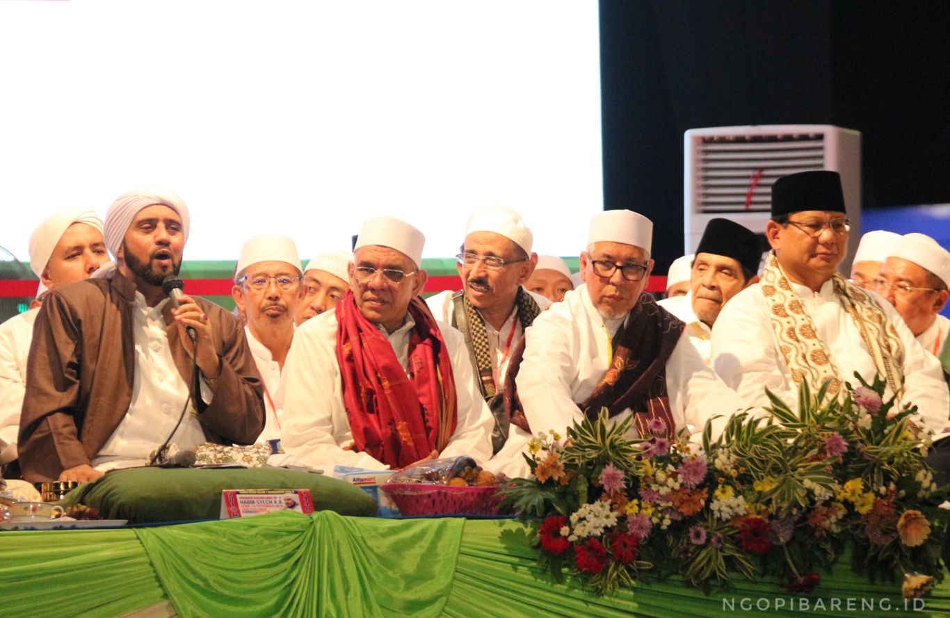 capres Prabowo Subianto saat berselawat dengan Habib Syech di Jalan Pahlawan, Senin 10 September 2018. (foto; Haris/ngopibareng)