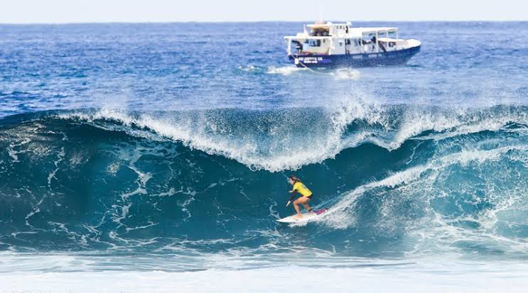 Ombak tinggi Sumbawa Barat surganya para surfer dunia. Acara ini menanti sukses. foto:sumbawa.id