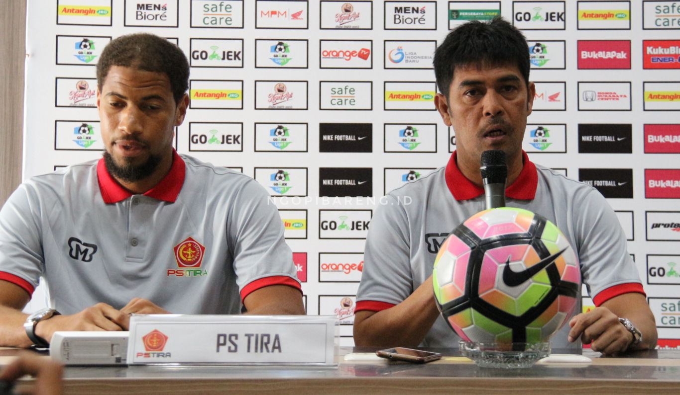 Pelatih PS TIRA, Nil Maizar (Kanan). (Foto: Haris/ngopibareng)