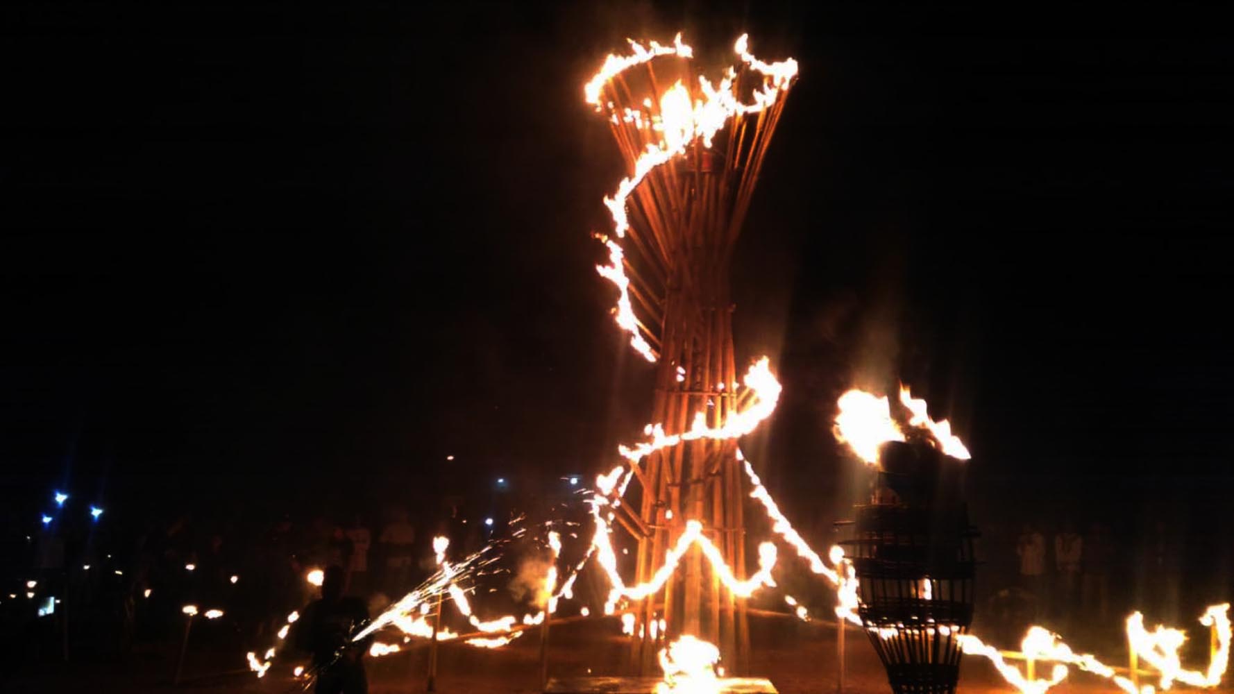 Obor raksasa setinggi sekitar 8 meter mewarnai pawai obor menyambut 1 Muharam 1440 H di lereng Bromo. (Foto: Ikhsan/Ngopibareng.id)