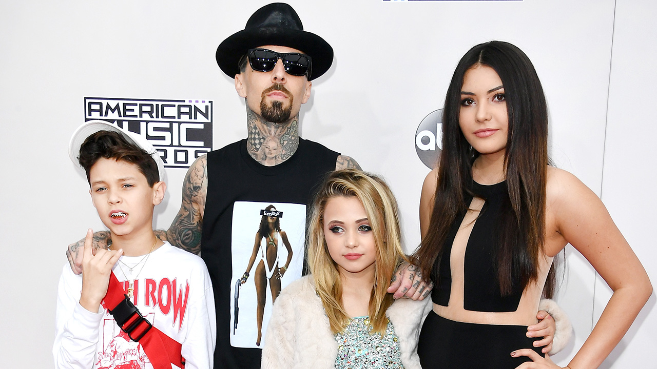 Travis Barker dan keluarga.