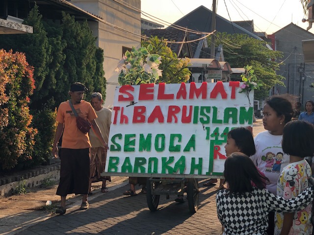 Warga Kutisari Selatan pawai keliling kampung memperingati 1 Muharam 1440 Hijriyah. (Foto Arif Afandi)